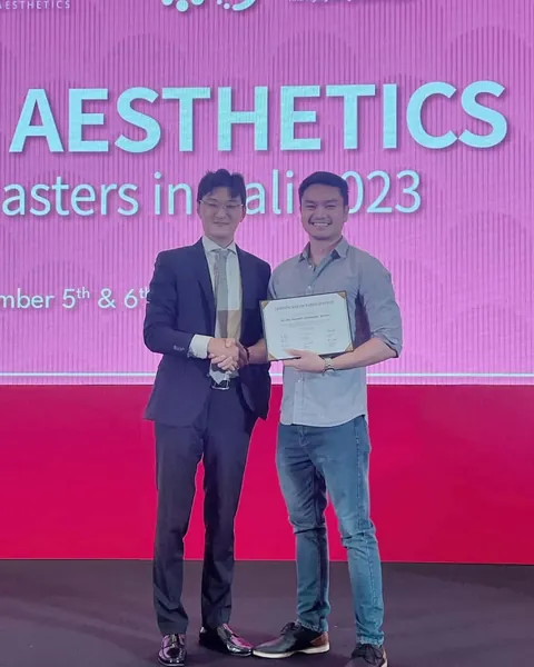Dr. Romero receiving a certificate at Aesthetics Masters in Bali, 2023