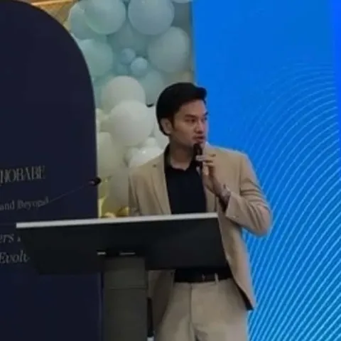 Dr. Romero speaking at a podium
