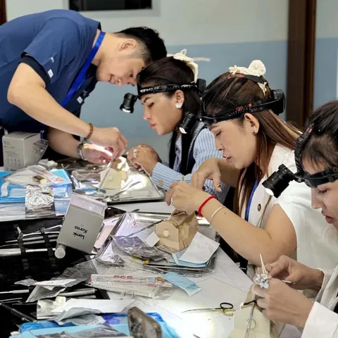Dr. Romero guiding participants at a rhinoplasty workshop